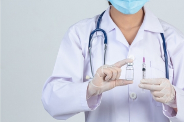 Vláda přijala opatření platná pro třetí stupeň PES, parlamentu navrhne bezúplatné dobrovolné očkován
