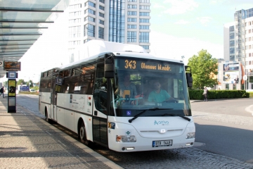 Lidé mohou ode dneška do autobusů opět nastupovat i předními dveřmi